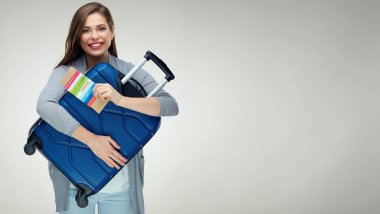 pasaport ve bilet altın kredi kartı, başarılı seyahat kavramı ile tutarak seyahat çantası sarılma kadın 