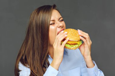 lokanta hamburger yeme genç çekici kadın portresi 