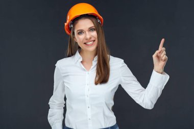 kask işaret parmağı kopya alanı siyah arka plan üzerine, kurucudaki kadın