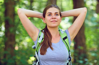 kadın hiking turist ormandaki sırt çantası ile 