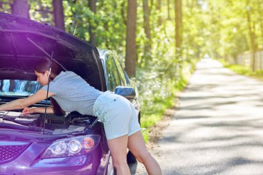 modern kadın kırık araba park Road güneşli gün sabitleme 