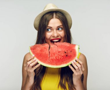 Meksika tarzı şapkalı karpuz yeme kırmızı dudaklar ile gülümseyen kadın 