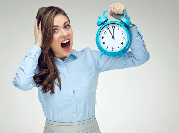 Retrato Emocional Empresária Vestida Com Camisa Escritório Segurando Despertador Conceito — Fotografia de Stock