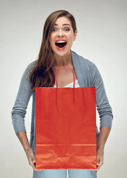 Uśmiechnięta Kobieta Długimi Włosami Trzymająca Czerwony Worek Zakupy — Zdjęcie stockowe