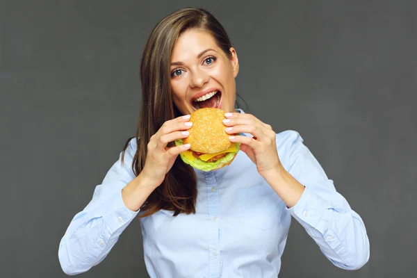 Portret Van Jonge Aantrekkelijke Vrouw Eten Fastfood Hamburger — Stockfoto