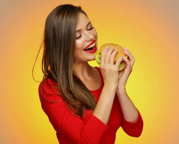 Mooie Vrouw Hamburger Eten Gele Achtergrond — Stockfoto