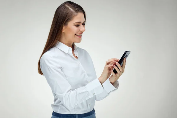 Lächelnde Glückliche Geschäftsfrau Mit Smartphone Auf Hellem Hintergrund — Stockfoto