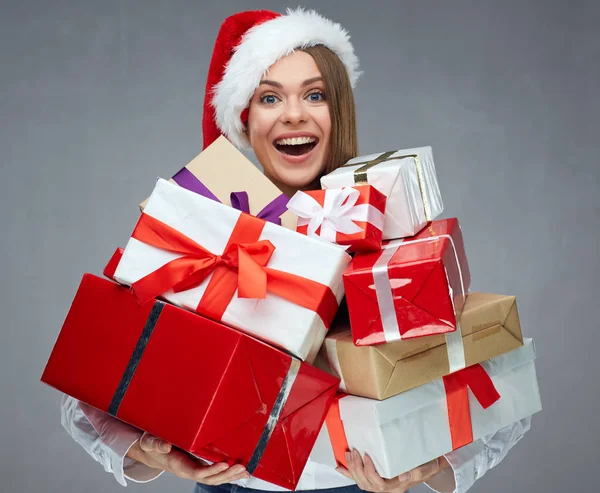 Zakenvrouw Dragen Kerstmuts Stapel Kerst Geschenkdozen Houden — Stockfoto