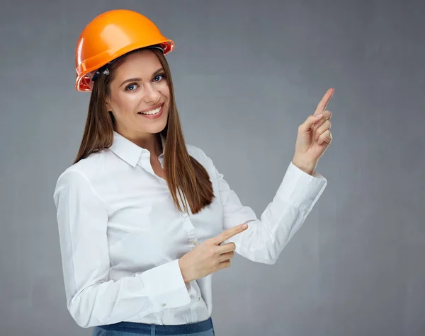 Mujer Constructora Casco Protector Señalando Los Dedos Espacio Copia — Foto de Stock