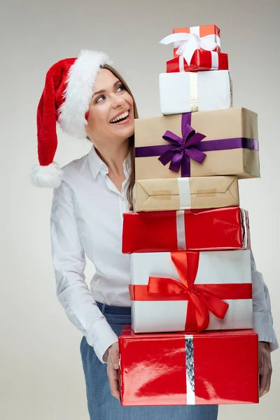 Affärskvinna Santa Hatt Hålla Högen Christmas Presentaskar — Stockfoto