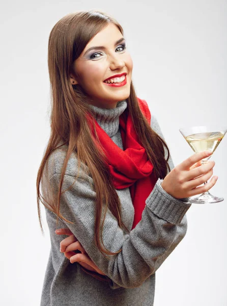 Leende Kvinna Bär Röd Scarf Hålla Glas Med Alkohol Cocktail — Stockfoto