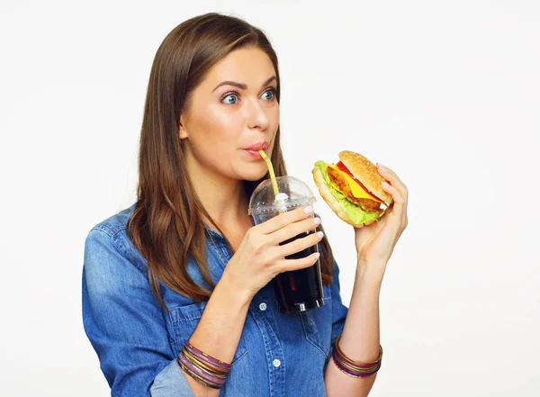Glücklich Frau Jeansrock Hält Burger Mit Colaglas Isoliert Auf Weißem — Stockfoto