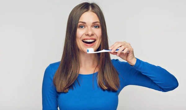 Retrato Dentadura Sonriente Mujer Sosteniendo Cepillo Dientes Concepto Salud Dientes — Foto de Stock