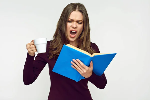 Scioccato Studente Donna Con Bocca Aperta Lettura Del Libro Bere — Foto Stock