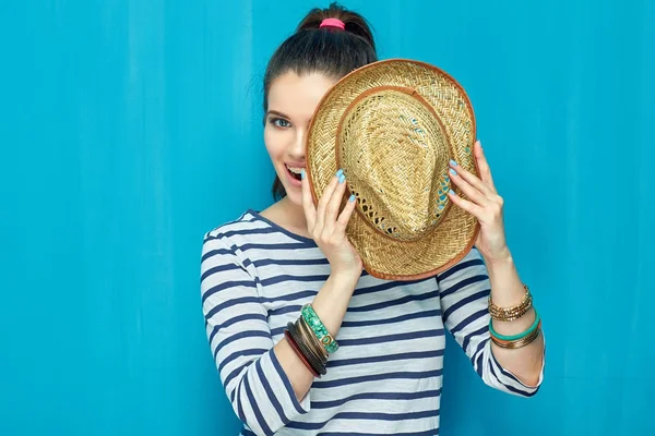 Retrato Mujer Atractiva Con Sombrero Las Manos Sobre Fondo Pared — Foto de Stock