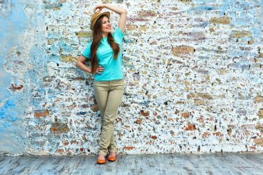 Tuğla duvar arka plan üzerinde poz kadın.