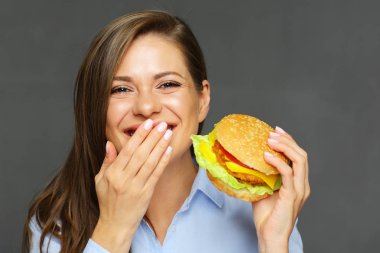 kadın holding burger gülümseyen ve el ile ağız kapsayan 