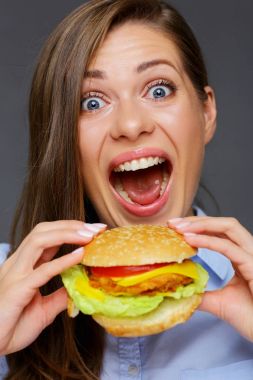 lokanta hamburger yeme genç çekici kadın portresi 