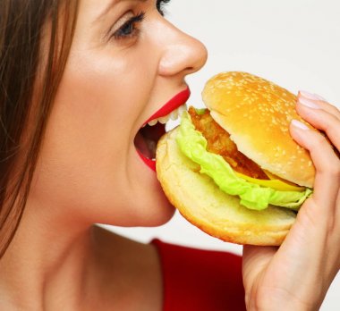 hamburger ısırma kadın yüz yakın çekim portre 