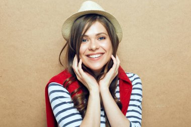 Genç kadın giyiyor şapka yüz portresi kadar kapatın