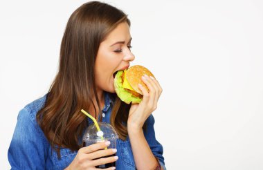 Beyaz arka plan üzerinde izole cola cam ile Burger tutan mutlu kadın 