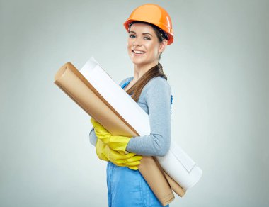 kadın mühendis koruyucu kask ve gri arka plan üzerinde kağıt planıyla sarı eldiven portresi