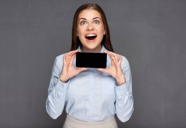 Akıllı telefon tutarak mutlu iş kadını. 