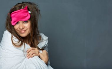 Sağlıklı uyku için blinfold kadınla.