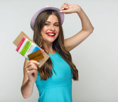 Mutlu kadın tatil seyahat için hazır. 