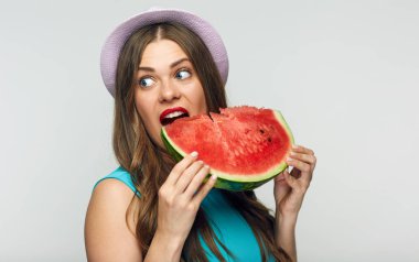 Genç kadın karpuz yeme izole portresi. 