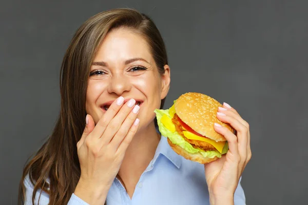 Χαμογελαστή Γυναίκα Εκμετάλλευση Burger Και Που Καλύπτουν Στόμα Χέρι — Φωτογραφία Αρχείου