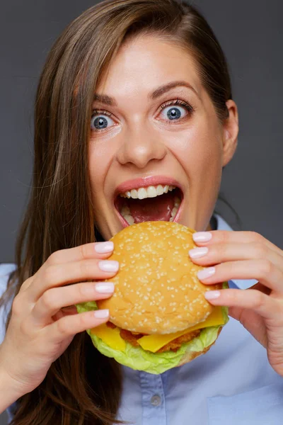 hamburger ısırma kadın yüz yakın çekim portre 