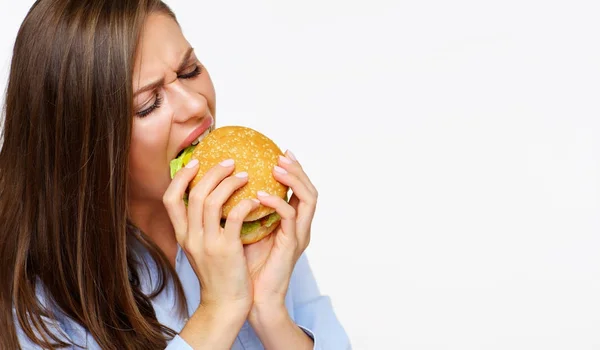 Porträt Einer Jungen Attraktiven Frau Die Fast Food Burger Isst — Stockfoto