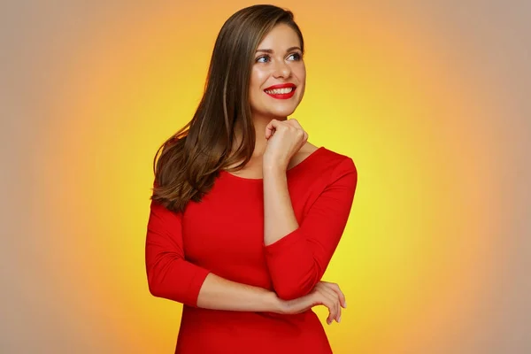 Femme souriante portant une robe rouge — Photo