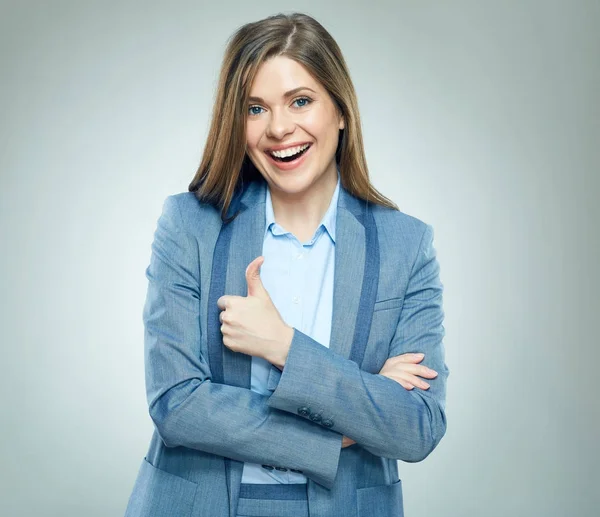 Uśmiechnięta kobieta biznesu pokazuje kciuk w górę. — Zdjęcie stockowe