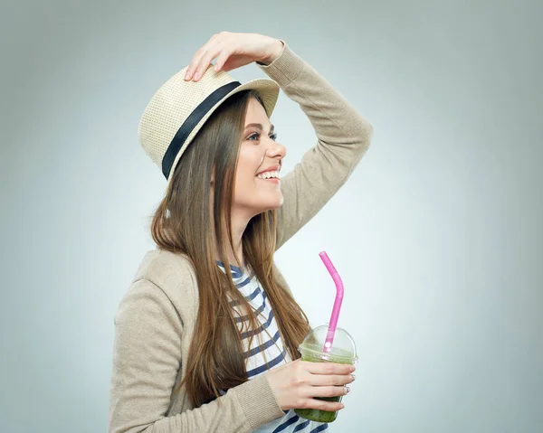 グリーンスムージーでガラスを保持している帽子に笑顔の女性 — ストック写真