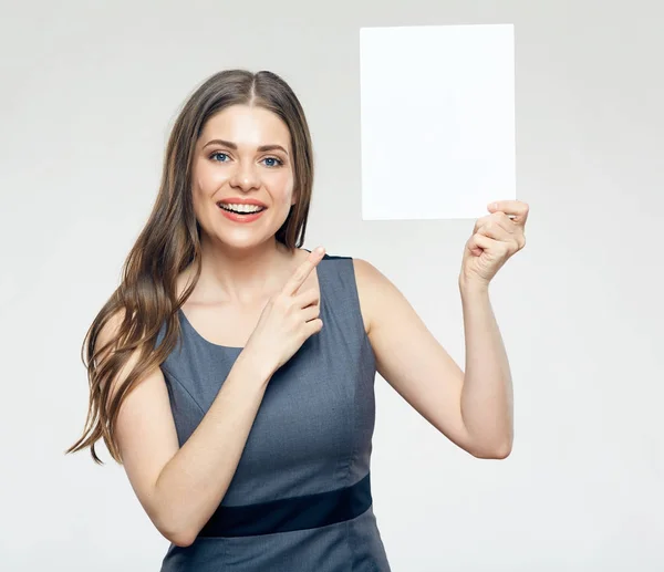 Uśmiechający Się Businesswoman Posiadających Znak Pusty Pokładzie Wskazując Palcem Miejsce — Zdjęcie stockowe