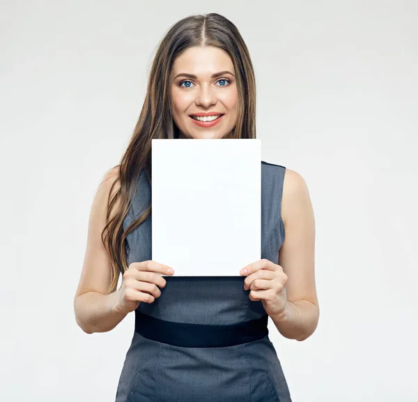 Vrouw draagt grijze jurk wit teken boord houden — Stockfoto