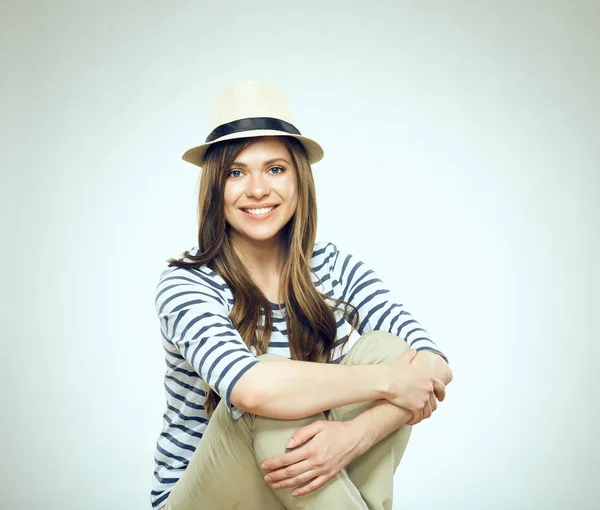 Mulher Vestindo Camisa Listrada Chapéu Hipster Sentado Perto Luz Parede — Fotografia de Stock