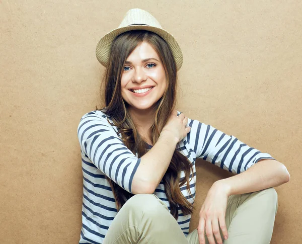 Vrouw Dragen Gestreepte Shirt Hipster Hoed Zitten Buurt Van Beige — Stockfoto