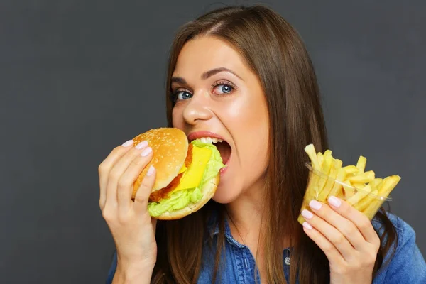 Vrouw Spijkerbroek Shirt Bedrijf Franse Frietjes Hamburger Bijten — Stockfoto