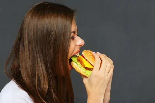 年轻迷人的女人吃快餐汉堡的肖像 — 图库照片