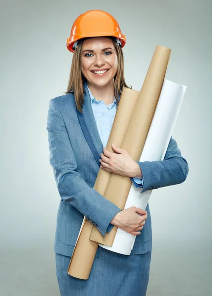 Inženýr žena nosit přilby držení papíru plán. — Stock fotografie