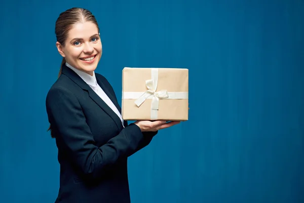 Ler Affärskvinna Bär Svart Kostym Holding Presentförpackning Blå Bakgrund Holiday — Stockfoto