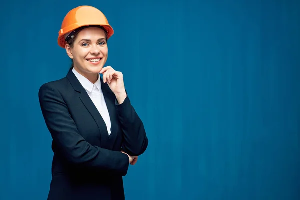 Portret van lachende vrouw in zakelijke pak dragen bouwer roer — Stockfoto