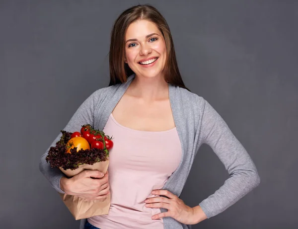 Mujer feliz sosteniendo bolsa con comida saludable . —  Fotos de Stock