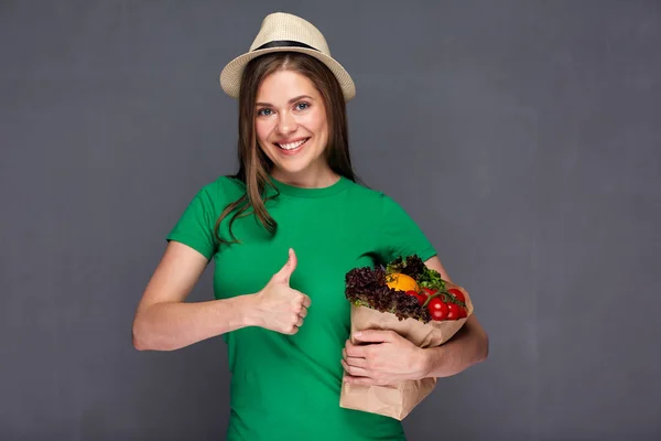 Femme panier d'exploitation avec des légumes donnant pouce — Photo