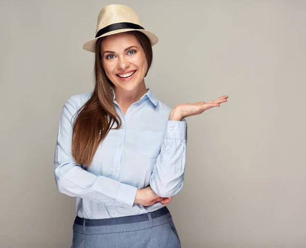 Mulher Negócios Sorridente Camisa Azul Chapéu Mostrando Mão Vazia — Fotografia de Stock