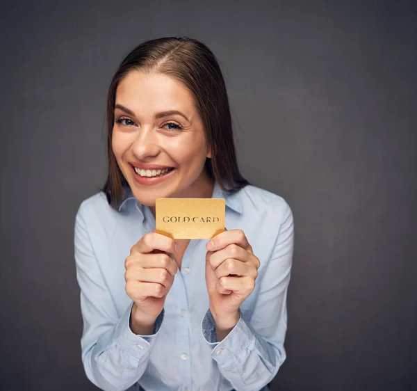 Lächelnde Frau Businesskleidung Mit Kreditkarte — Stockfoto