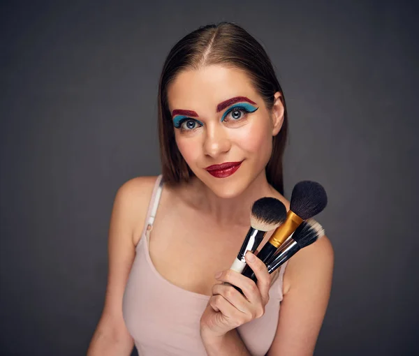 Maquillaje artista mujer sosteniendo cepillos . — Foto de Stock